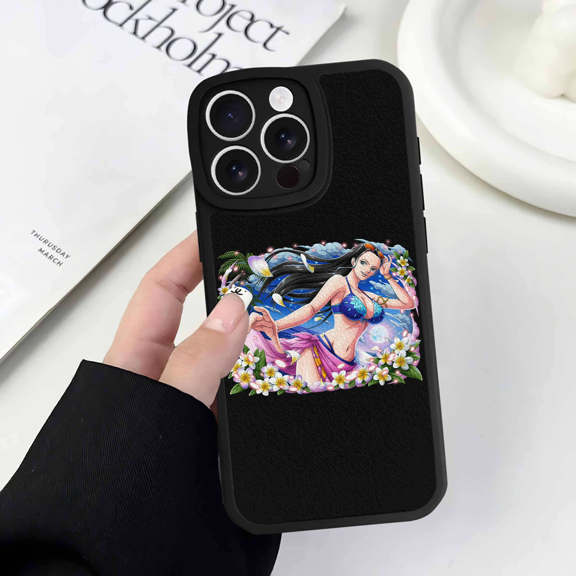 （画像用） ワンピース ニコ・ロビン ONE PIECE Nico Robin 【iPhone 16シリーズ対応】シリコンスマホケース（レザー調） 材質：シリコン